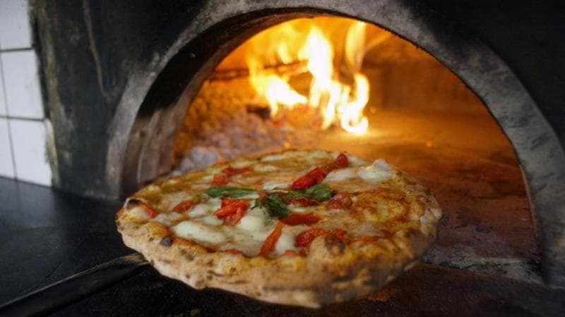 La crisi della pizza nel Regno Unito, c’è troppa offerta: ora i ristoranti puntano sul pollo
