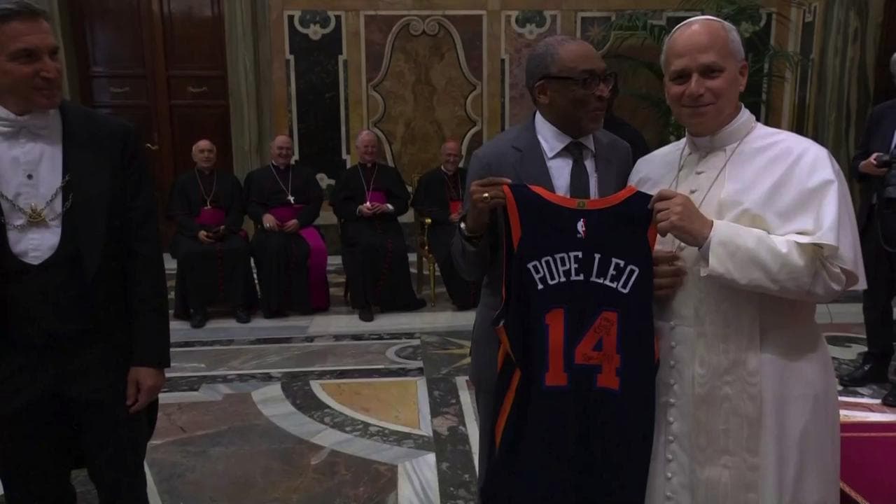 Il Papa incontra attori e registi in Vaticano. Spike Lee gli  regala la maglia NBA: "Pope Leo 14"