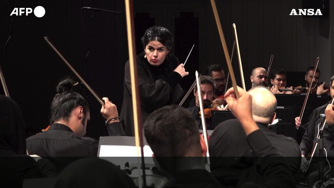 Iran, per la prima volta una donna dirige un'orchestra: "Spero sia l'inizio di una nuova era"