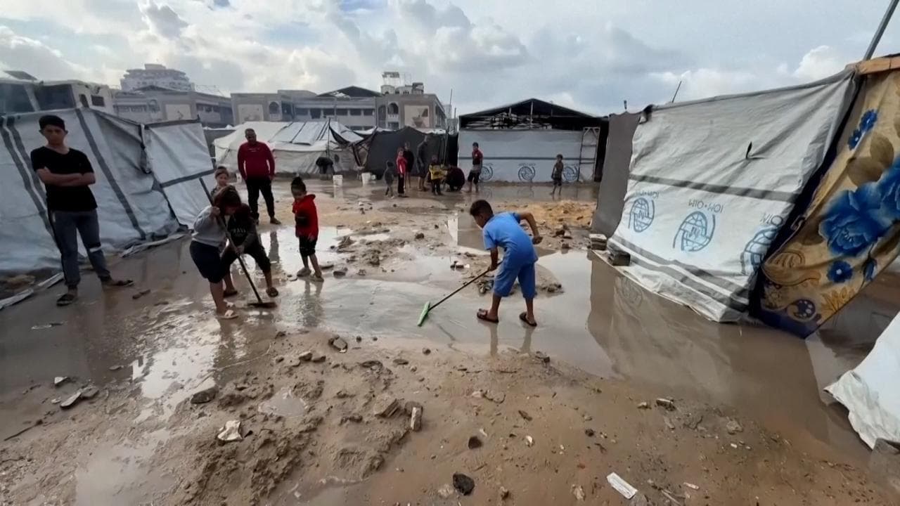 Gaza, la tendopoli sommersa dalla pioggia: i racconti degli sfollati e l'allarme per le malattie