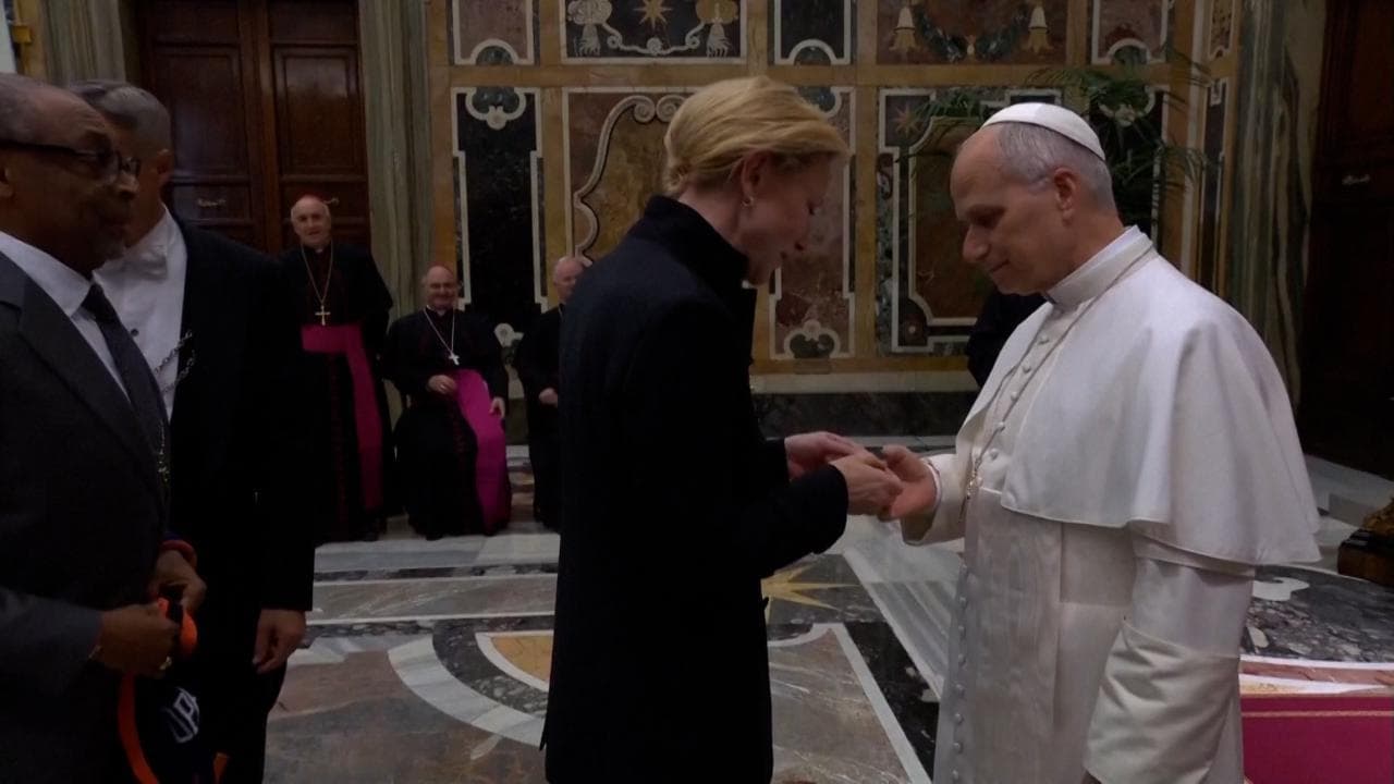 Papa, da Cate Blanchett un braccialetto solidale con gli sfollati: "Ha parlato alla nostra umanità"