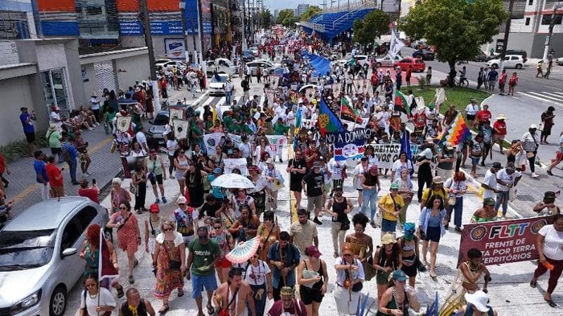 Belem, la marcia-carnevale degli indigeni per riportare la crisi climatica al centro dell'attenzione