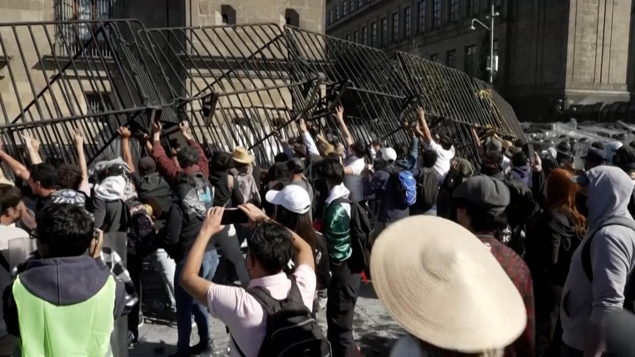 Messico: 120 feriti nella manifestazione della "Generazione Z" contro la presidente Sheinbaum
