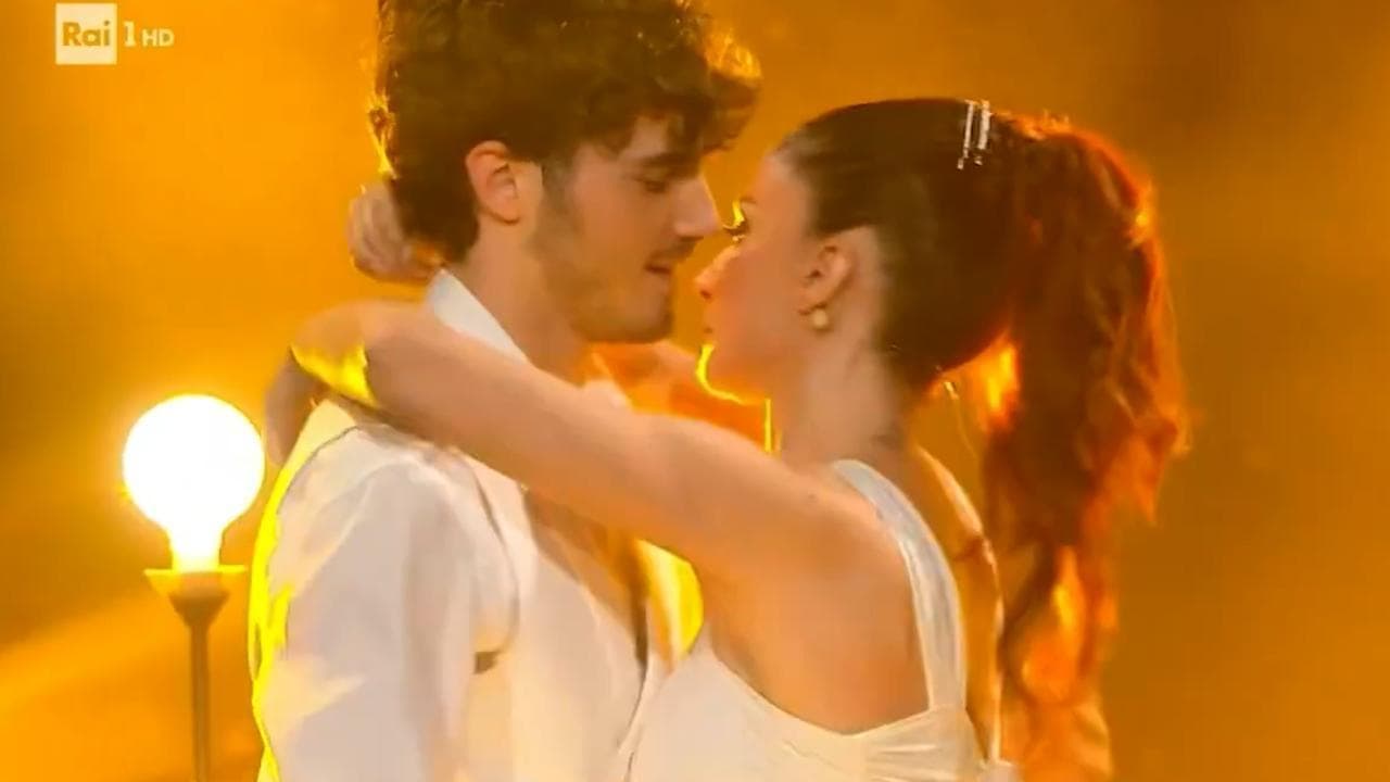 Andrea Delogu torna a "Ballando": il valzer, l'abbraccio commosso e la standing ovation