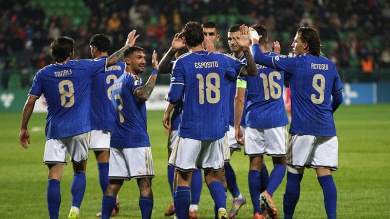 Pio Esposito festeggiato dopo il gol alla Moldova