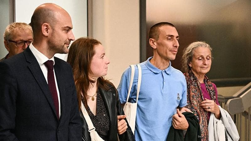 Camilo Castro all'aeroporto di Orly con il ministro degli Esteri Jean-Noel Barrot