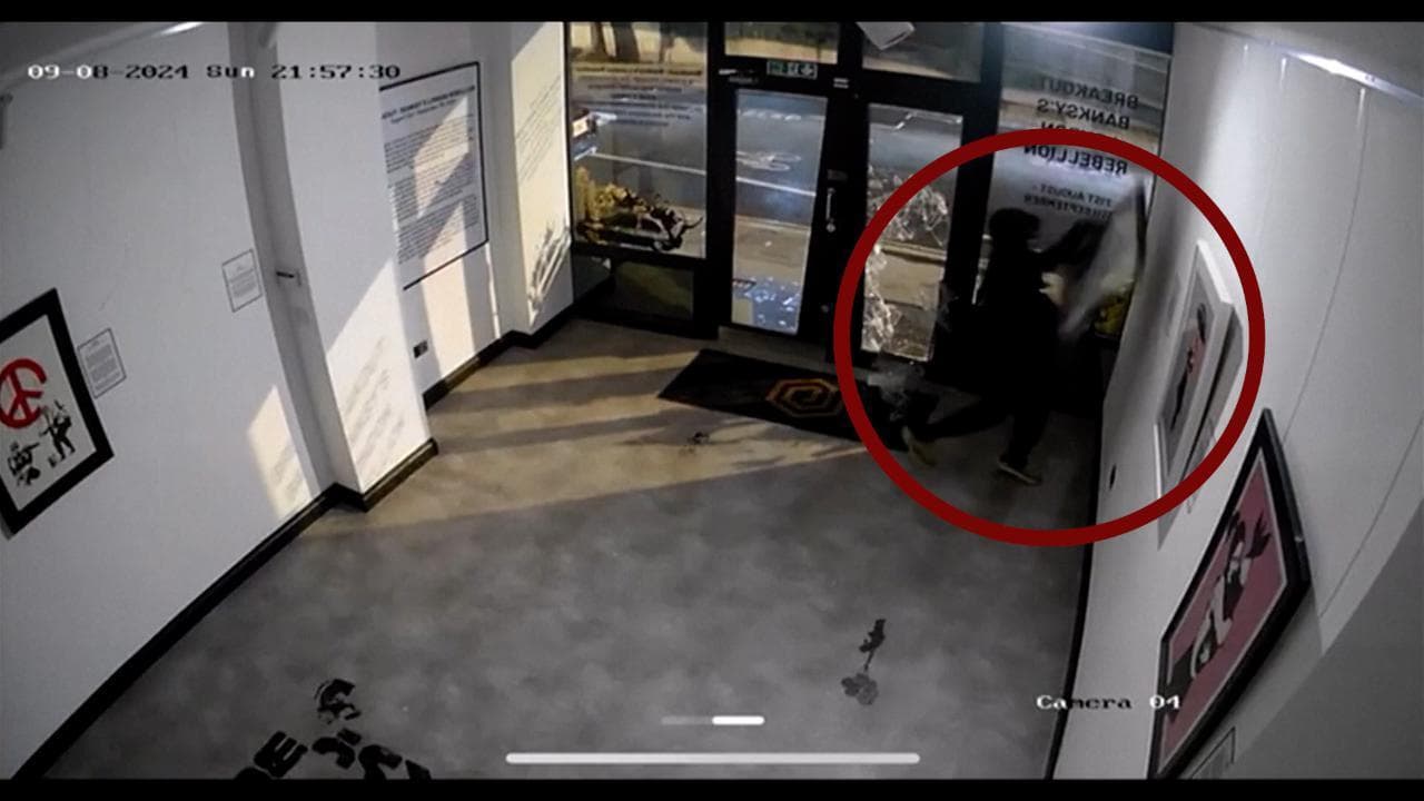 Londra, condannato a 13 mesi il ladro della "Ragazza col palloncino" di Banksy: il video del furto
