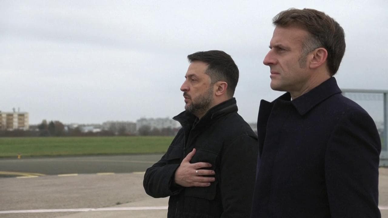 Zelensky in Francia, l'arrivo a Villacoublay accolto da Macron