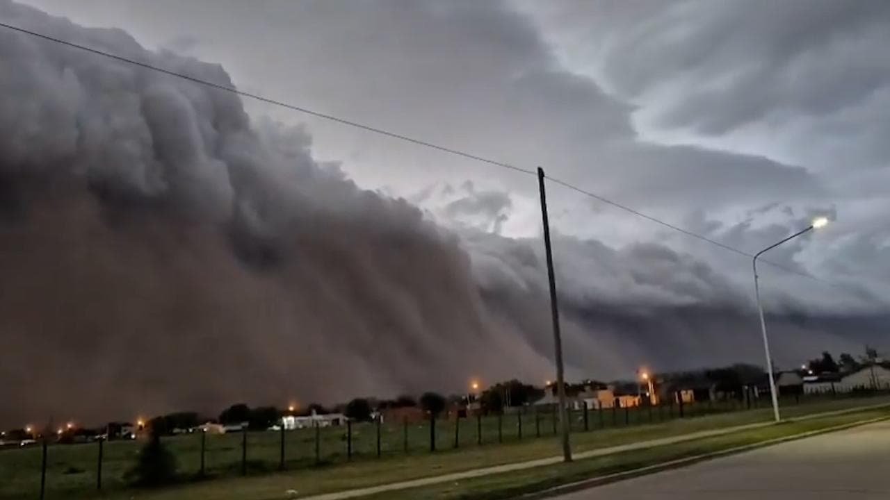Argentina: l'impressionante "muro" di nuvole della tempesta che ha colpito Buenos Aires