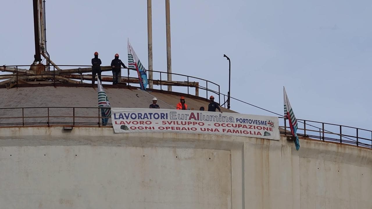 Sulcis, operai Euralluminia a 40 metri d'altezza sul silo: "Subito fondi, Mimit ci convochi"
