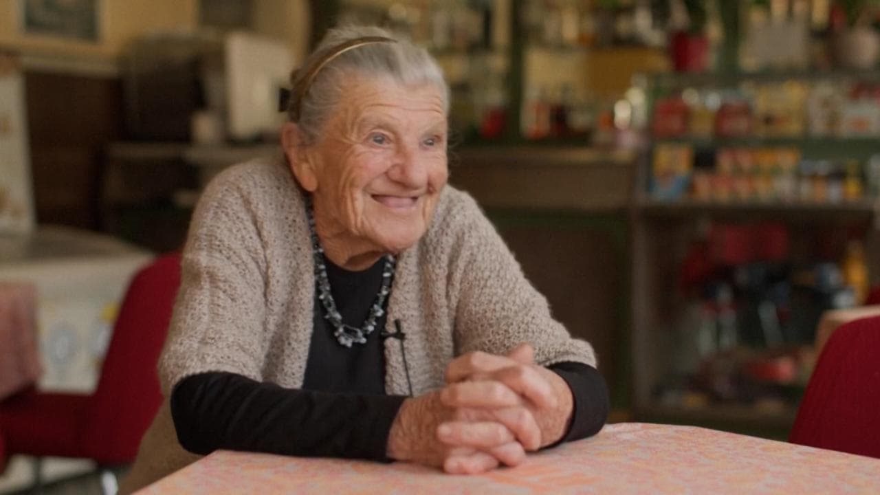 Novara, la barista più longeva d'Italia: "Qui è come una famiglia, ma chi non mi piace non entra"