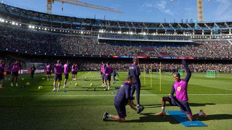 I giocatori del Barcellona si allenano al Camp Nou