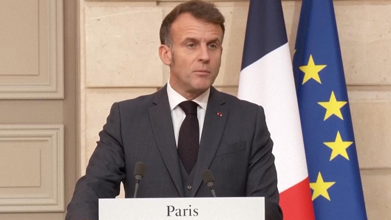 Macron riceve Zelensky: "Entriamo in una nuova fase, forniremo 100 caccia Rafale all'Ucraina"