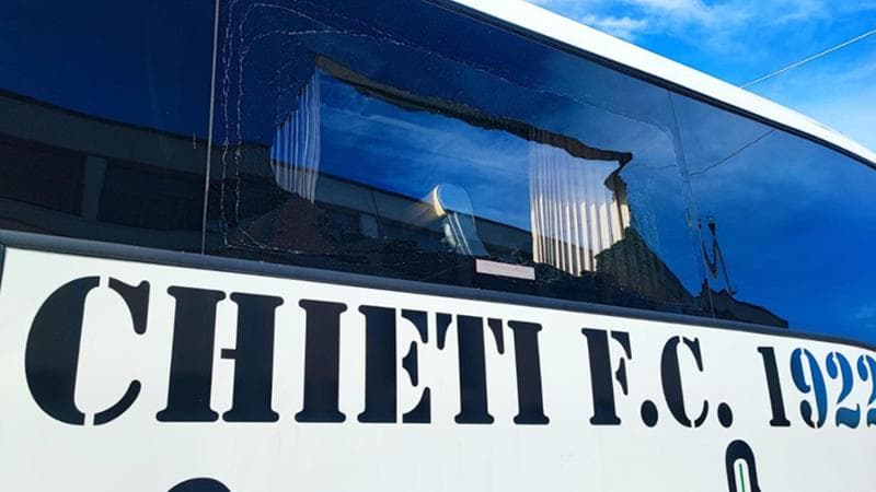 Sassi contro l’autobus del Chieti, vetro in frantumi: agguato evitato grazie alla manovra dell’autista