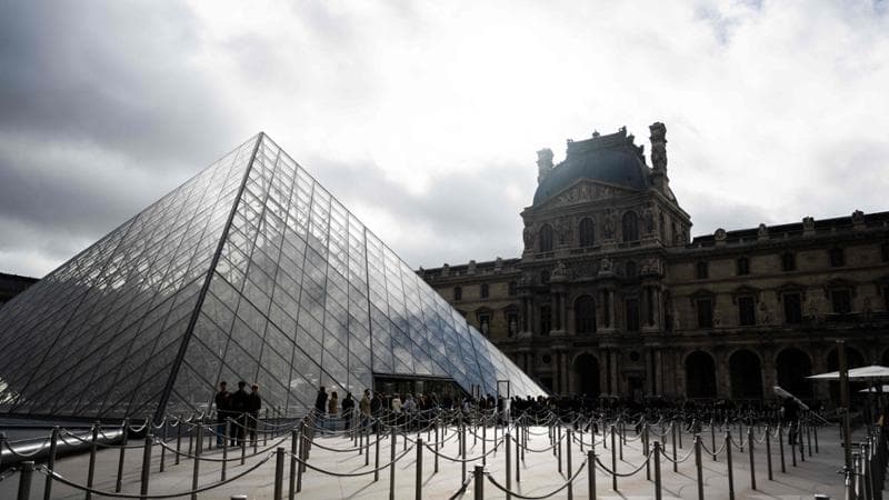 Il Louvre chiude parte dell’ala sud per “fragilità strutturali”