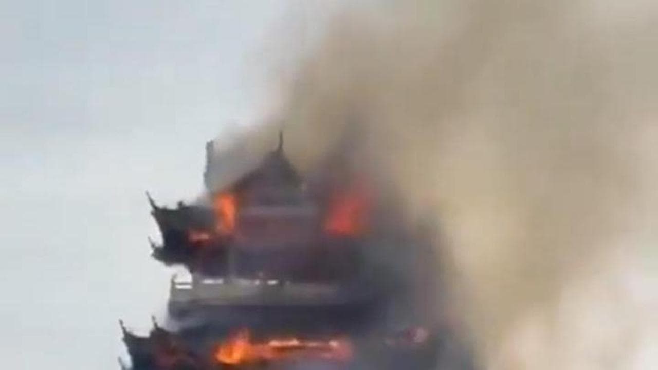Cina, incendio divampa in un tempio millenario: il padiglione di legno viene divorato dalle fiamme