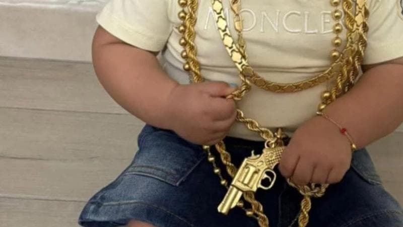 La figlia di Gaetano Maranzano, ventottenne malavitoso dello Zen, con il ciondolo-pistola del padre