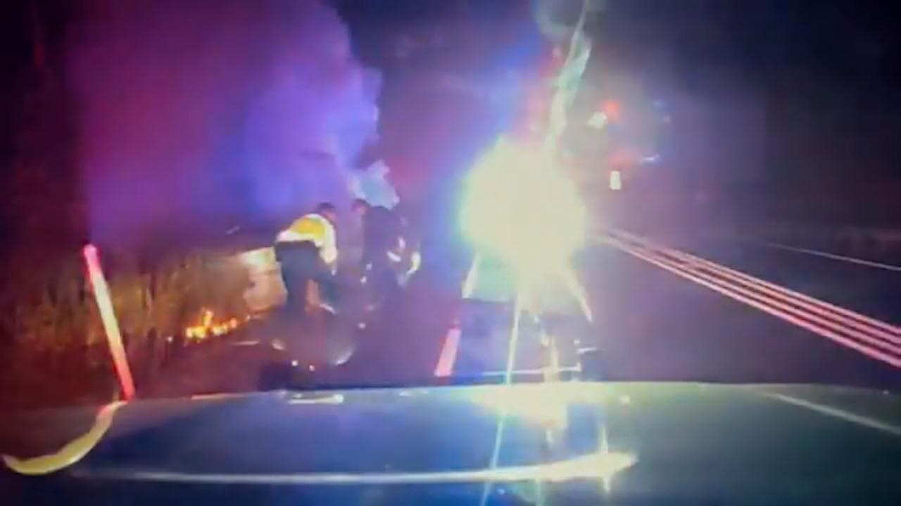 Usa, intrappolato nell'auto in fiamme: lo salvano all'ultimo istante