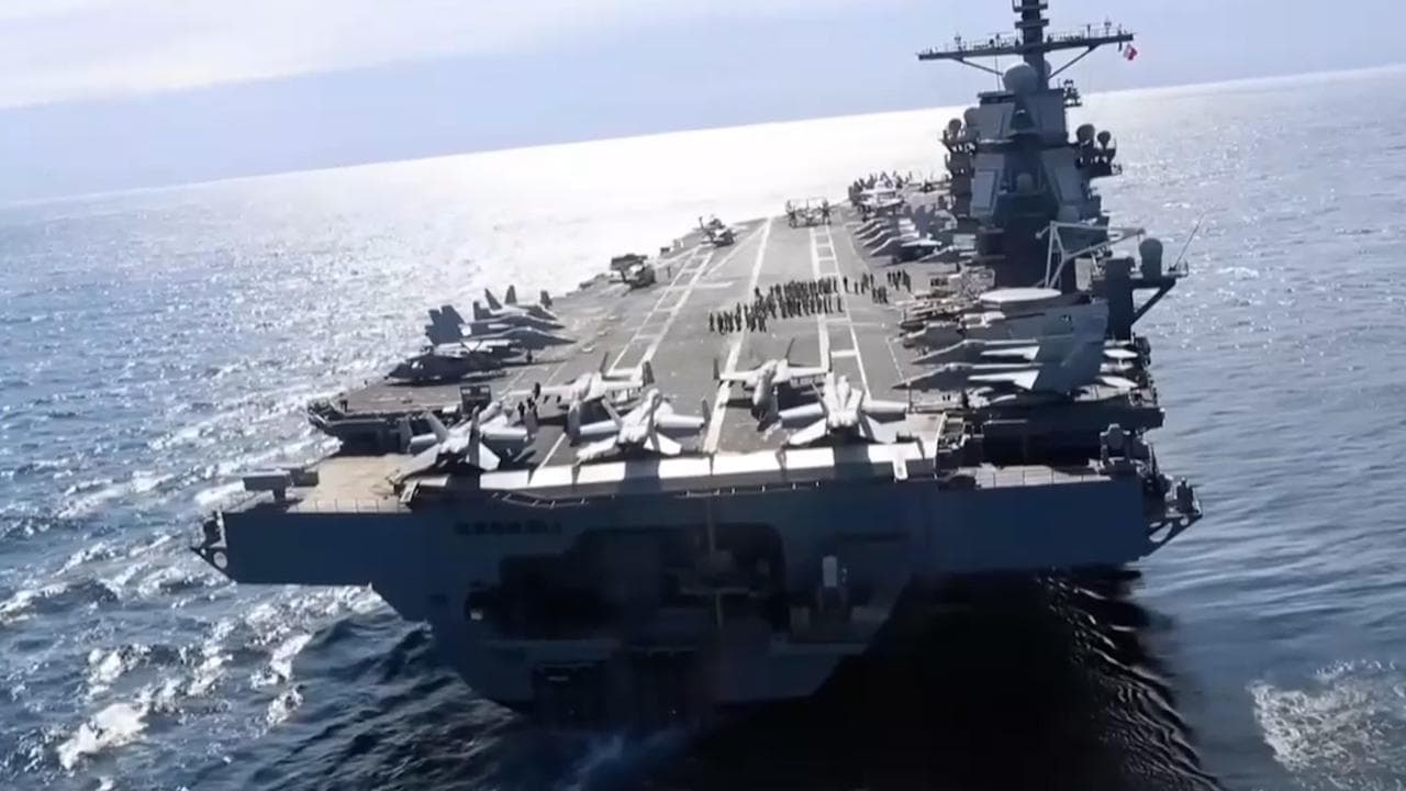 A bordo della portaerei Gerald Ford, "l'arma più letale al mondo" schierata da Trump nei Caraibi