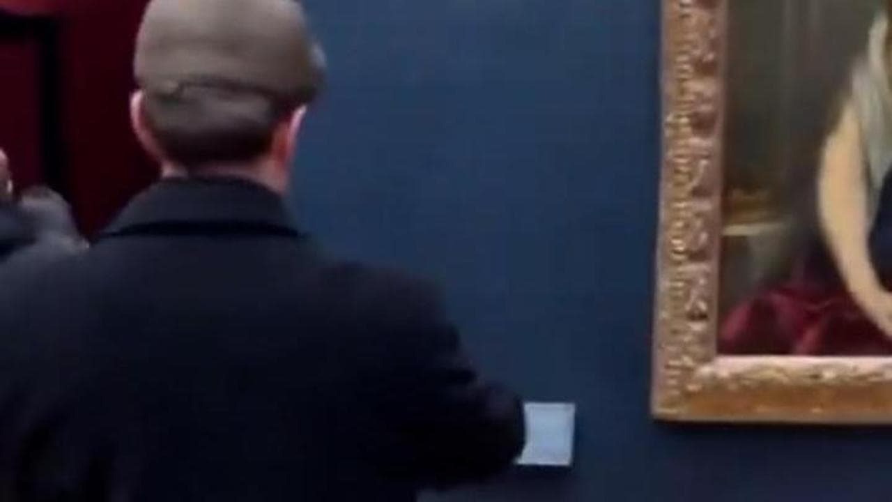 Parigi, nuova beffa al Louvre: due tiktoker appendono il loro ritratto nella sala della Gioconda