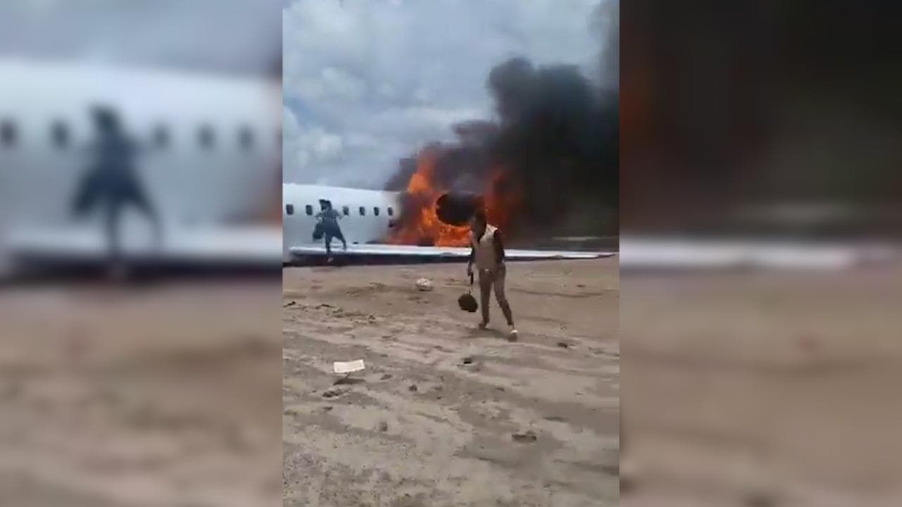 Congo, aereo in avaria atterra e prende fuoco: la fuga dei passeggeri tra le fiamme