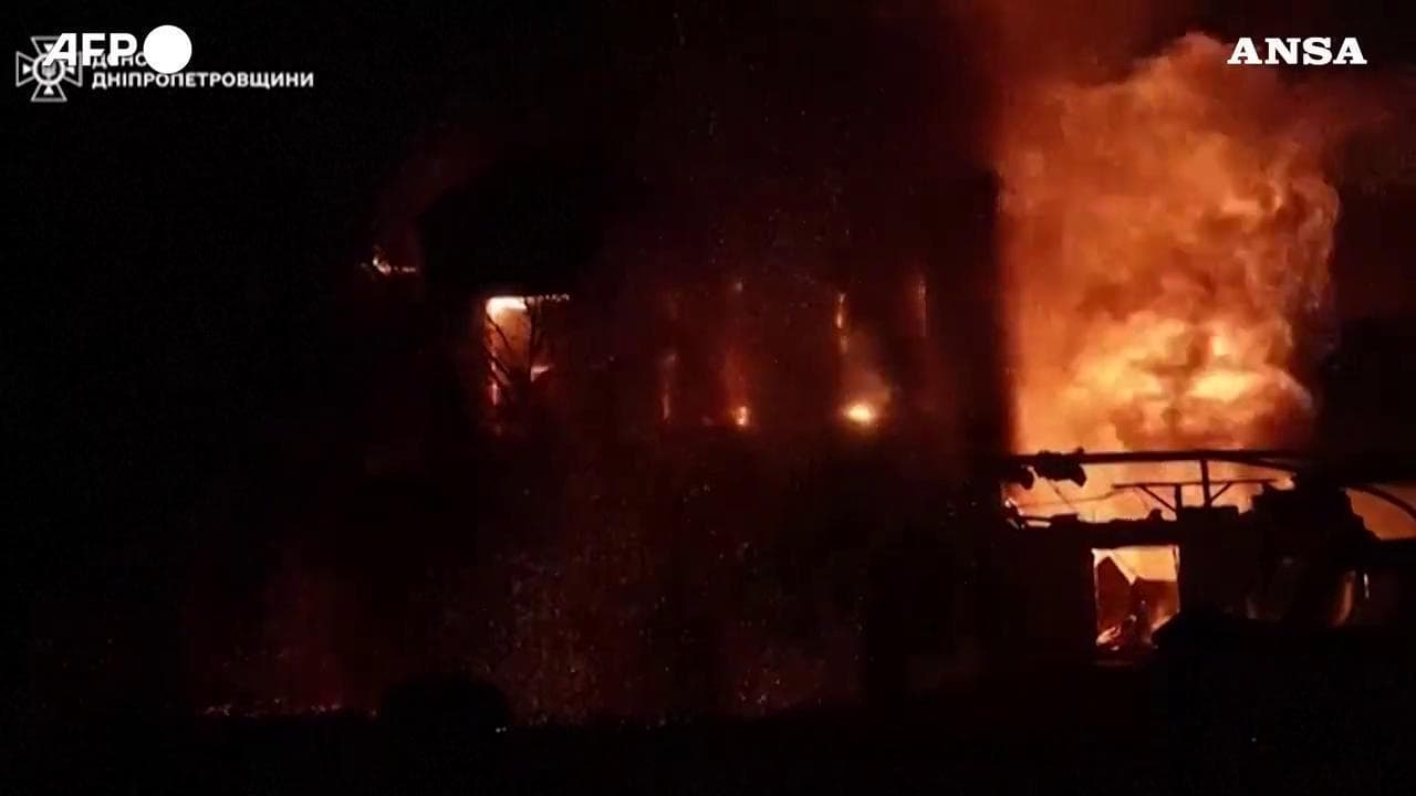 Ucraina, raid russo su Dnipro: squadre di emergenza al lavoro per spegnere gli incendi