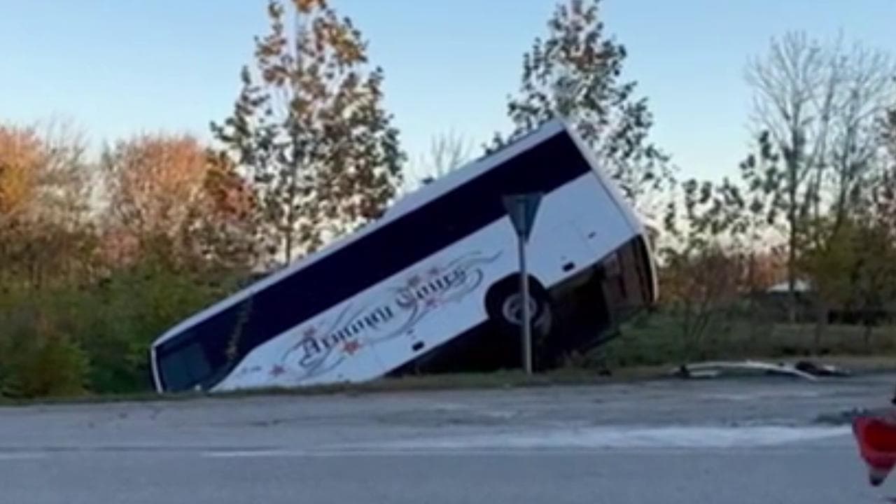 Scuolabus si scontra con un'auto e finisce nel fossato: le immagini da Pordenone
