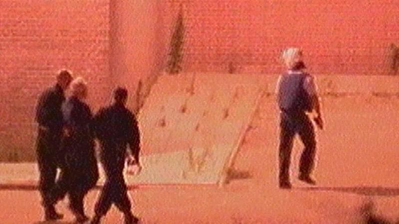 Milosevic portato in cella all'Aja