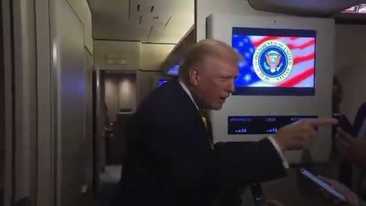 Trump, insulto sessista a reporter che sta per fare una domanda su Epstein: "Stai zitta, porcellina"