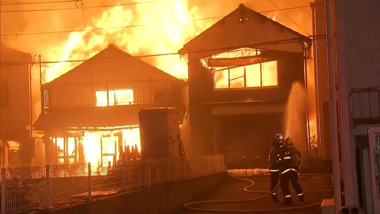Grande incendio vicino a un'area portuale in Giappone. Un disperso, danni a 170 abitazioni