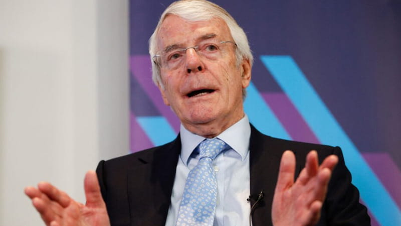 L’ex premier britannico John Major: “La Brexit? Un flop e una follia collettiva. Torniamo in Europa”