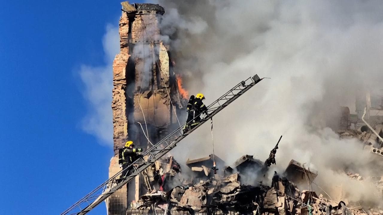 Ucraina, palazzo sventrato a Ternopil: 10 morti e 40 feriti, 12 sono bambini