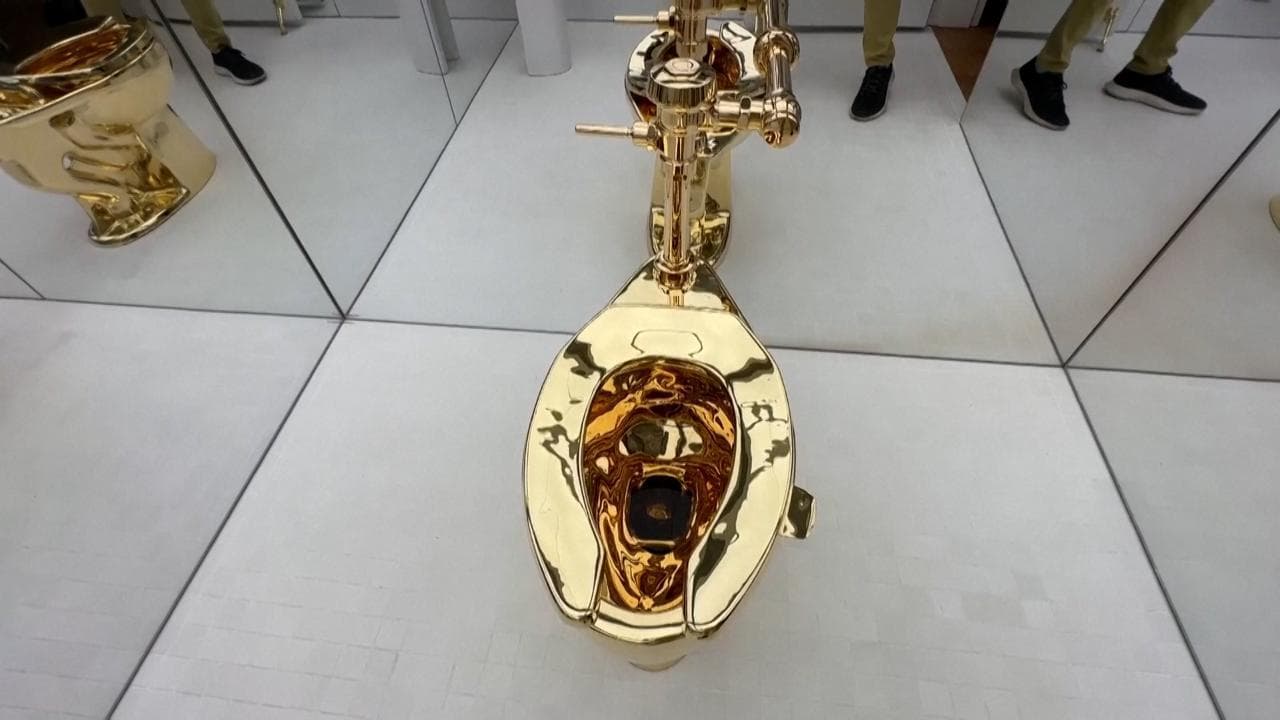 New York: la toilette d'oro di Cattelan venduta all'asta per 12 milioni di dollari