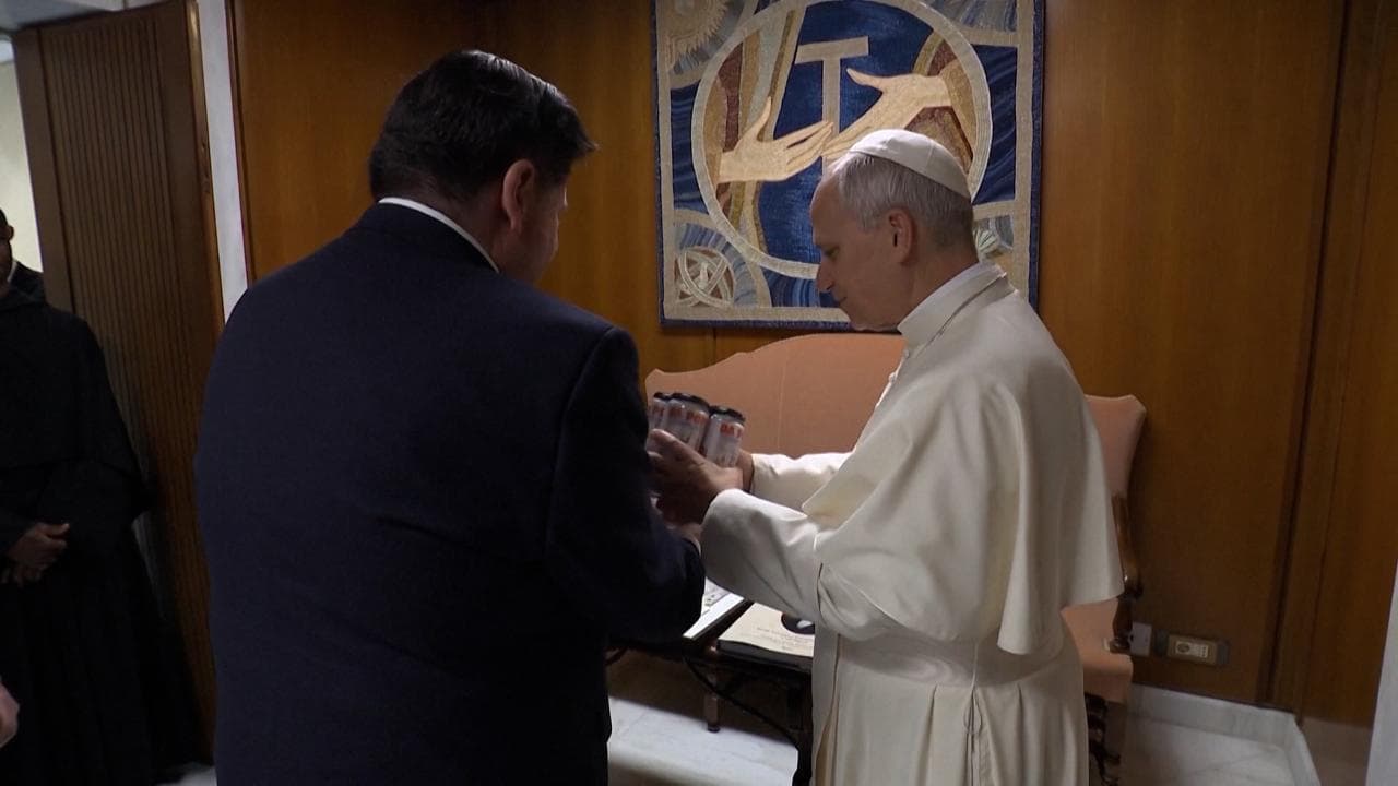 Vaticano, Leone XIV riceve in dono la "birra del Papa": "La metterò in frigorifero"