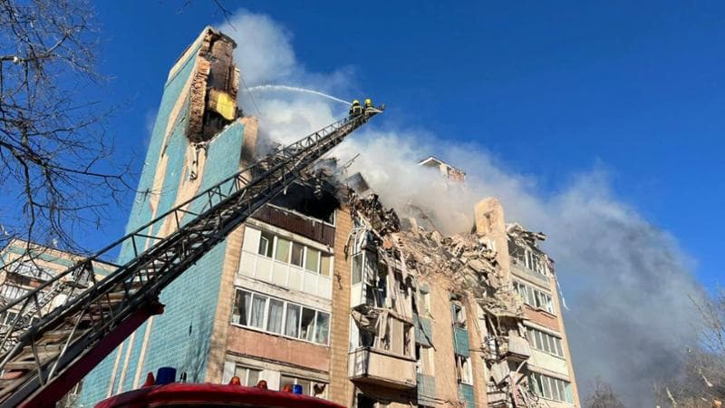 Missili e droni russi in Ucraina, strage a Ternopil: “Bruciati vivi in casa”. Almeno 25 morti