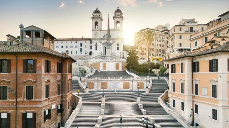 Cade dalle scale di Trinità dei Monti, la Cassazione: “Nessun risarcimento, doveva stare attenta”
