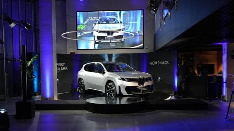BMW Roma, Via Salaria'daki tarihi merkezini yeniliyor ve iX3'ü sunuyor
