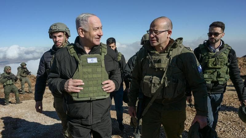 Netanyahu al confine con la Siria innervosisce il vicino. Nuovi raid dell’Idf su Gaza: 28 morti