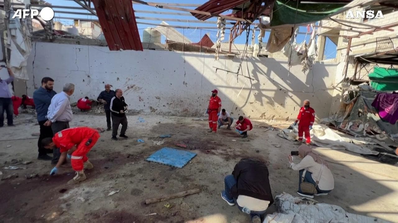 Libano, l'esercito israeliano bombarda un campo profughi palestinese: la distruzione dopo il raid
