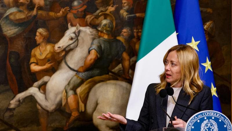 Meloni va da Mattarella: “Garofani inopportuno”. Poi FdI frena: caso chiuso