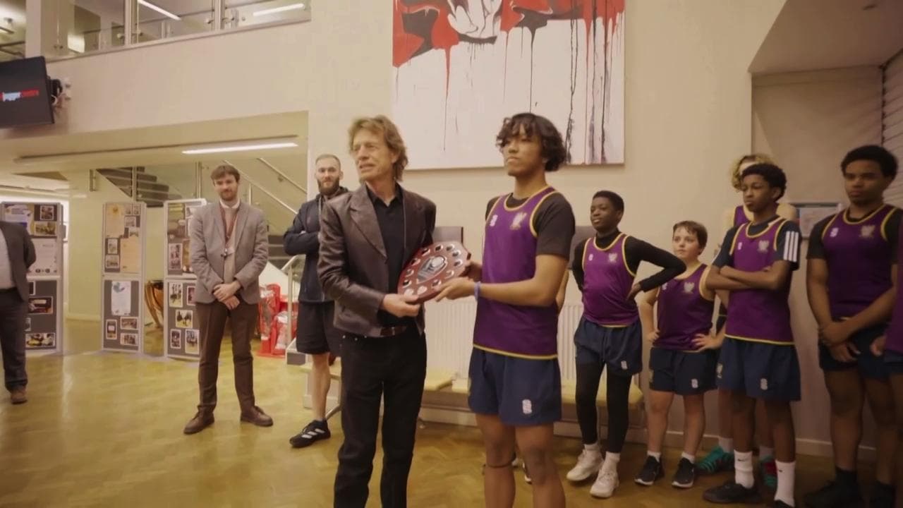 In classe con la leggenda: Mick Jagger torna nella sua vecchia scuola