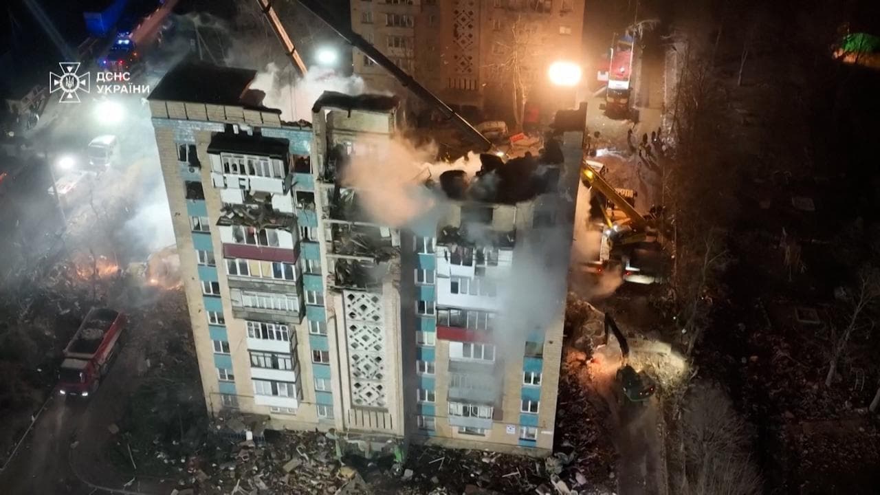 Ucraina, le immagini aeree del palazzo sventrato a Ternopil: le ricerche dei dispersi