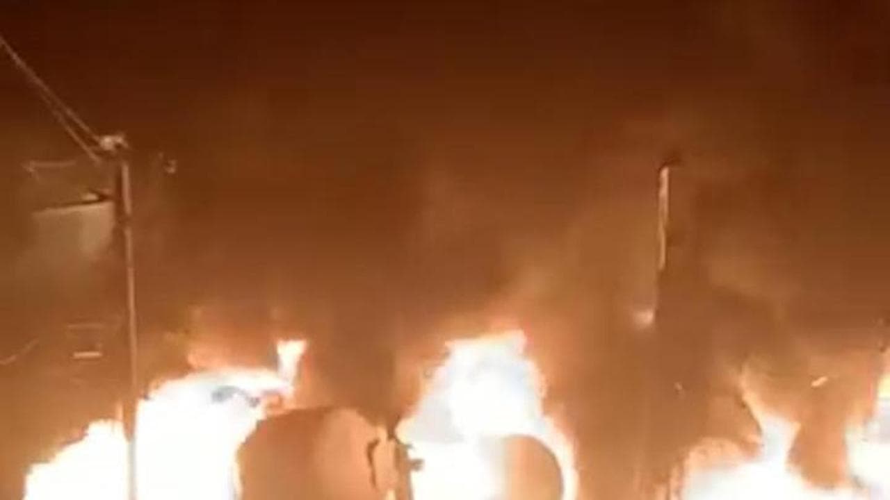 Russia, treno carico di carburante deraglia e prende fuoco: maxi incendio nell'oblast' di Perm'