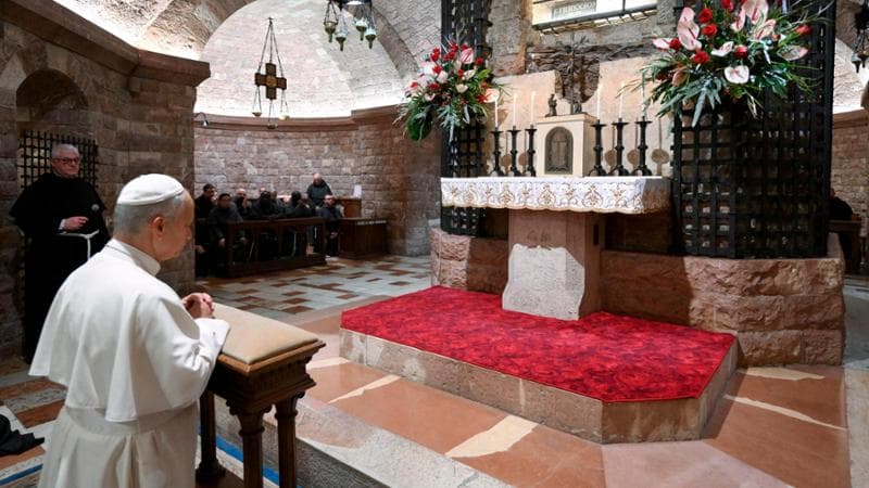 Il Papa a Assisi incontra la Cei e prega sulla tomba di Francesco: “Il mondo ha bisogno di speranza”