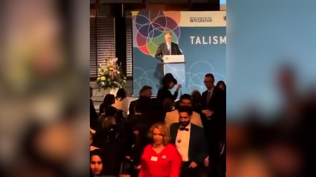 Germania, il cancelliere Merz parla in pubblico, decine di presenti lasciano la sala