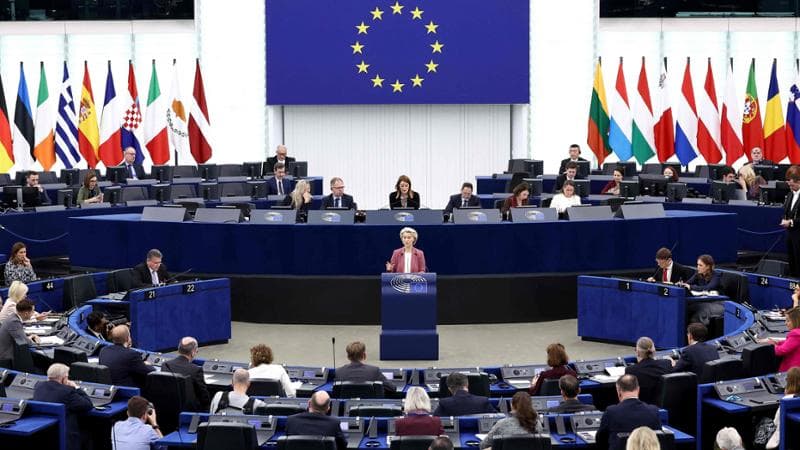 La presidente della Commissione Europea&nbsp;Ursula von der Leyen (al centro) interviene all'Europarlamento
