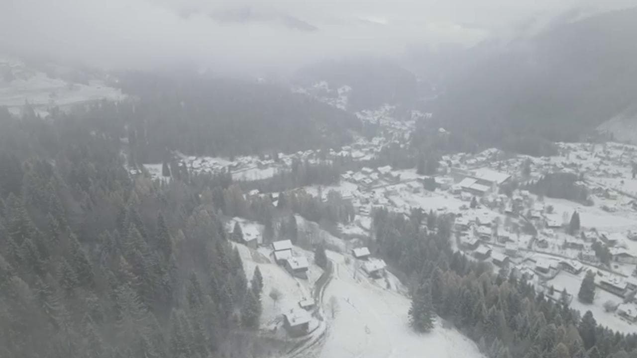 Prima neve di stagione sulle Dolomiti, le immagini aeree
