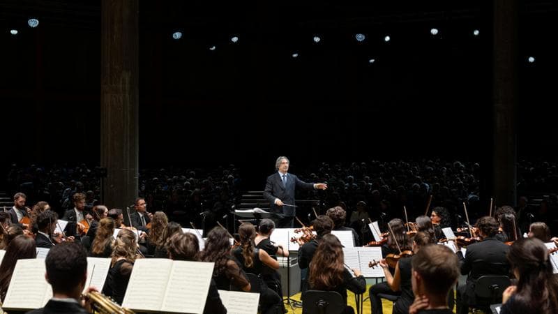 Riccardo Muti difende i giovani musicisti: “Lo Stato li aiuti invece di chiudere le orchestre”