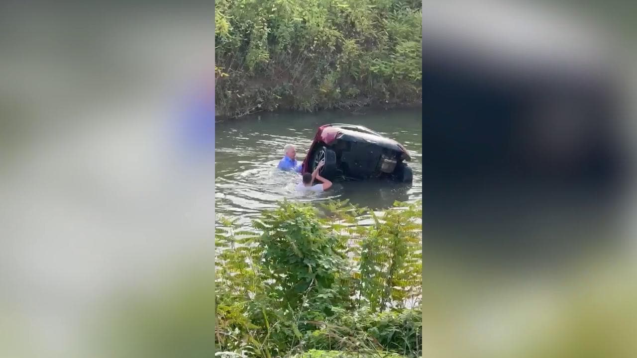 Padova, cade con l'auto nel canale e resta intrappolato: imprenditore salvato da due passanti