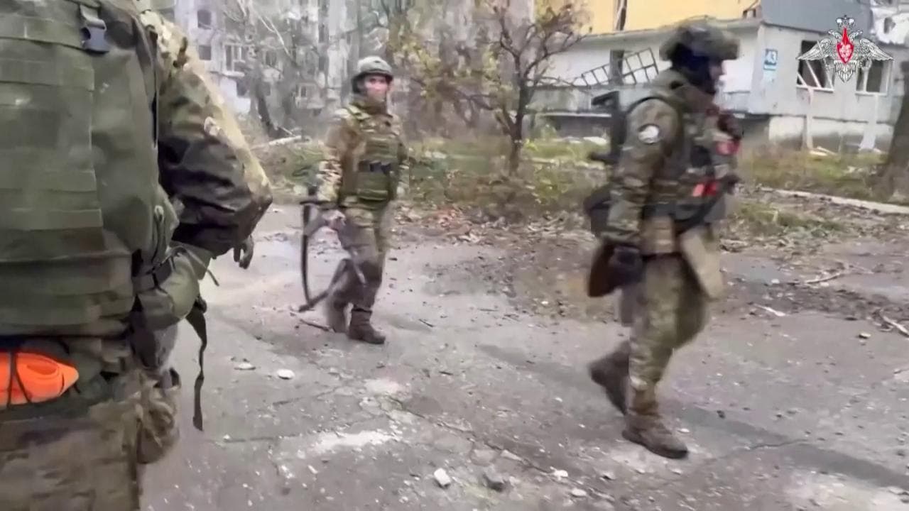 Ucraina, soldati russi camminano tra i palazzi bombardati di Pokrovsk